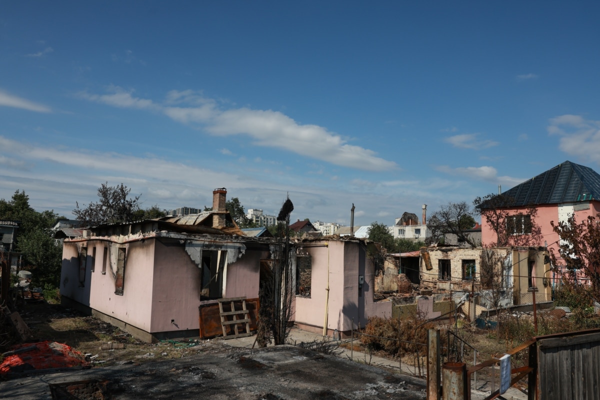 Знищені будинки на одній з вулиць мікрорайону у Вишневому на Київщині, 13 липня 2026 року