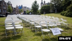Акция родственников жертв перед посольством России в Нидерландах