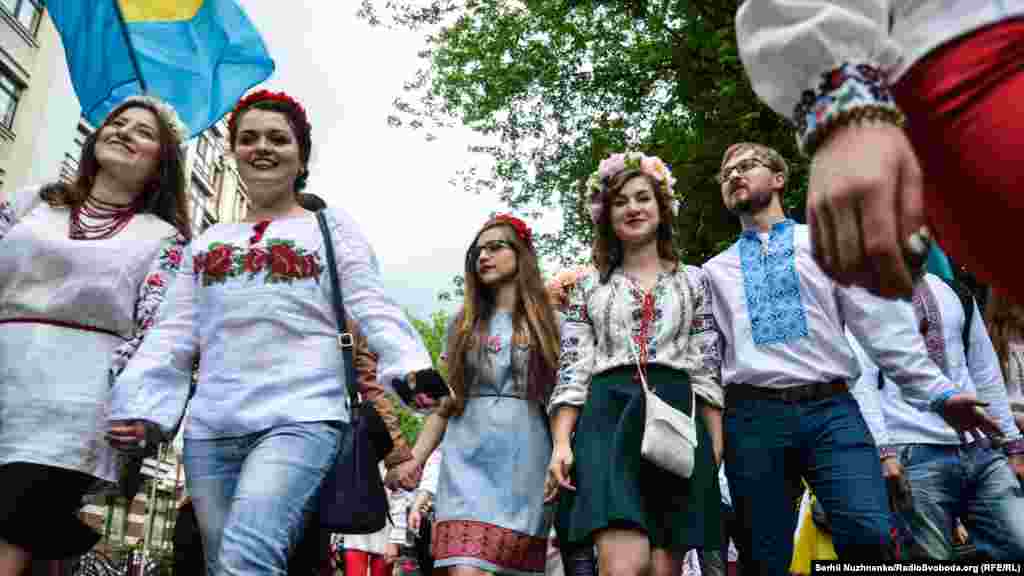 Під час маршу учасники співали народні українські пісні, танцювали