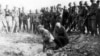 Пленные красноармейцы роют себе могилы, 1941