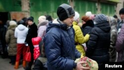 Переселенці у черзі за допомогою біля волонтерського центру в Слов'янську, 7 лютого 2015 року