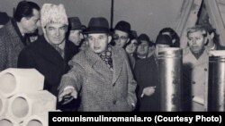 Vizită a dictatorului Nicolae Ceaușescu la o fabrică de ciment. În multe dintre aceste fabrici, muncitorii „se descurcau”, spun istoricii – adică, unii dintre ei, mai plecau cu bunurile patriei.