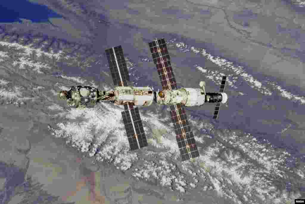Срок службы МКС на этой неделе продлили до 2024 года. Орбитальная станция стоимостью 100 миллиардов долларов функционирует уже 15 лет. Планировалось, что она прослужит до 2020 года. В работе космической лаборатории длиной более 100 метров участвуют больше десяти стран. МКС обслуживают сменяющиеся экипажи в составе шести человек - космонавты и астронавты из США, России, Европы, Канады и Японии. 