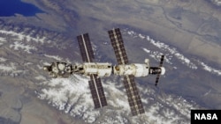 Эл аралык космос бекети Ысык-Көлдүн жана Теңир-Тоонун үстүнөн өтүүдө. Аны "Атлантис" космос чөлмөгү сүрөткө тартып алган. STS106-330-003 (8-20.09.2000)