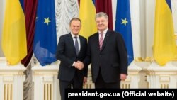 Donald Tusk ve Petro Poroşenko, arhiv fotoresimi