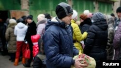 Переселенці в черзі за допомогою біля волонтерського центру в Слов'янську, 7 лютого 2015 року