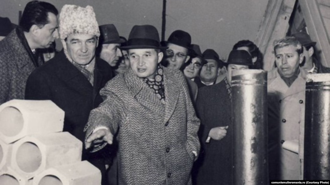 Ceaușescu le dădea mereu lecții constructorilor și arhitecților cum să-i ridice ctitoriile. Aici vizitează o expoziție de materiale de construcție la Întreprinderea de prefabricate Militari în noiembrie 1976. Sursa:comunismulinromania.ro (MNIR)