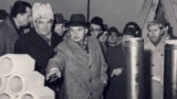 Vizită a dictatorului Nicolae Ceaușescu la o fabrică de ciment. În multe dintre aceste fabrici, muncitorii „se descurcau”, spun istoricii – adică, unii dintre ei, mai plecau cu bunurile patriei.