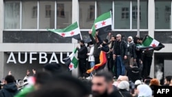 Imigranți sirieni sărbătoresc la Berlin căderea regimului Assad, pe 8 decembrie 2024. 