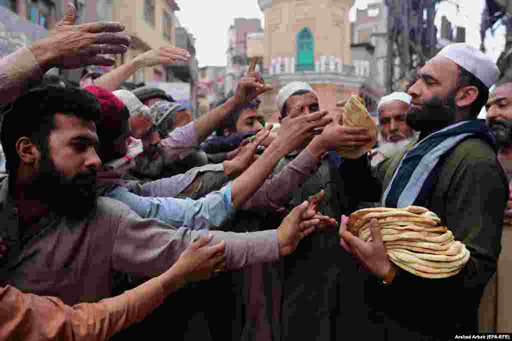 Njerëzit marrin bukë falas për Ramazan në Peshavar të Pakistanit më 20 prill.(epa-EFE/Arshad Arbab)