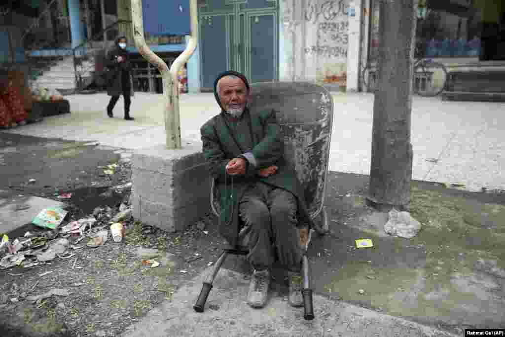 Работнік чакае кліентаў у Кабуле.