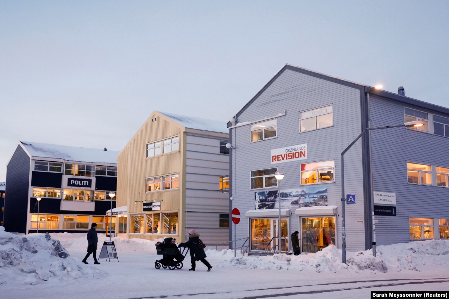 Njerëzit duke kaluar pranë dyqaneve në Nuuk, Grenlandë, në shkurt 2025.