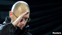 Бош вазир Арсений Яценюк 9 март куни Киевдаги намойишда Украина ўз ҳудудининг бир сантиметрини ҳам бермаслигини таъкидлади.