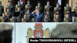 Прэзыдэнт Грузіі Міхаіл Саакашвілі прымае парад у гонар дня незалежнасьці Грузіі, 26 траўня, 2011. Напярэдадні паліцыя разагнала мітынгоўцаў, якія занялі месца правядзеньня параду