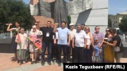 Гражданские активисты у памятника Желтоксан. Алматы, 29 июля 2017 года.