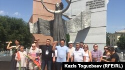 Рамазан Есергепов (в черном) и активисты на завершении несанкционированного марша в защиту политзаключенных. Алматы, 29 июля 2017 года.