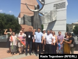 Гражданские активисты во главе с Рамазаном Есергеповым у памятника Желтоксан. Алматы, 29 июля 2017 года.