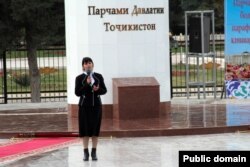 Фарзона ҳангоми қироати шеър дар Хуҷанд