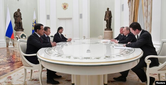 Владимир Путин встречается в Кремле с участниками сделки