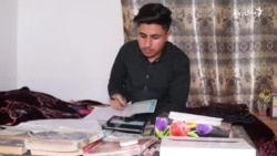 مردان کې زېږېدلی سهيل احمد وايي د افغان کډوالو د ستنولو بهير يې زدکړې اغېزمنوي
