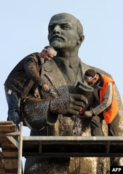 Simferopol, renovarea statuii.