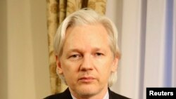 "WikiLeaksiň" baş redaktory Julian Assanj, London, 30-iýul, 2013 ý.