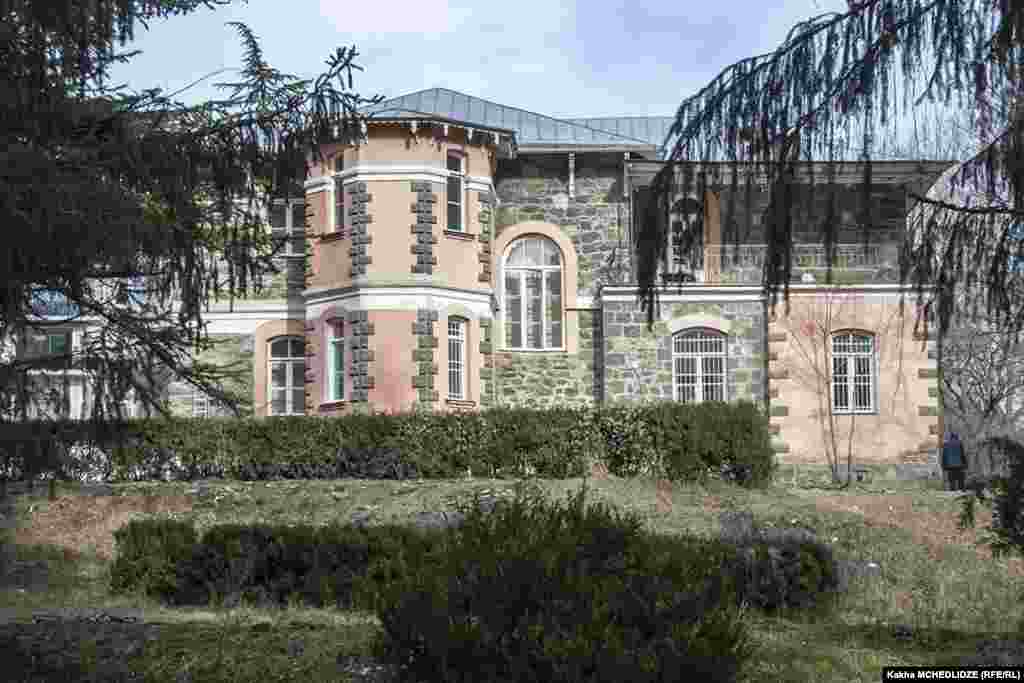 1895 წლით დათარიღებული დასასვენებელი სახლი სასტუმრო კომპლექსის ტერიტორიაზე