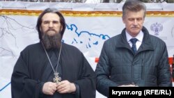Священник Георгий Поляков и директор Панорамы Николай Мусиенко