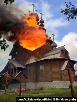 Храм в Святогорске после российскогоо обстрела летом 2022 года сгорел дотла