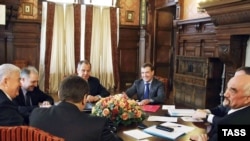 Russian President Dmitry Medvedev (C) holds a roundtable discussion with Moldovan President Vladimir Voronin (L) and Transdniester head Igor Smirnov (R)