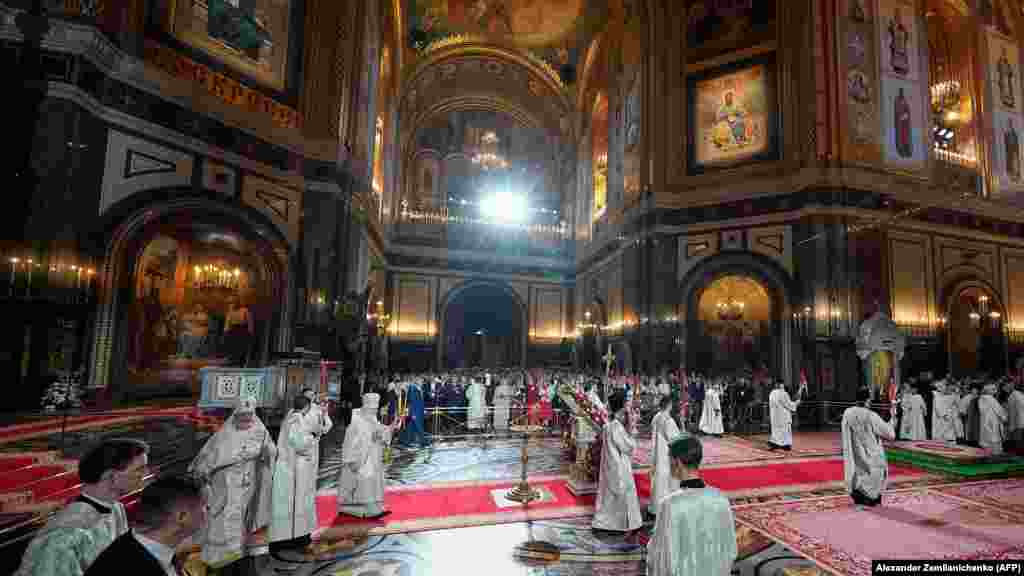 Ruski patrijarh Kiril predvodi vaskršnje bogosluženje u Katedrali Hrista Spasitelja u Moskvi, u Rusiji.