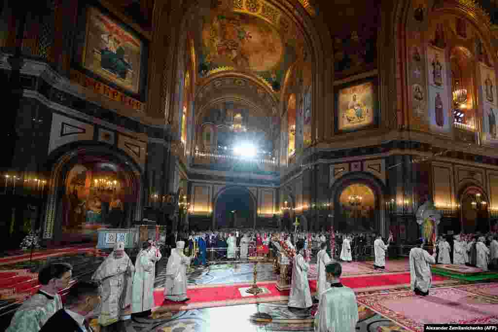 Patriarku rus, Kirill, udhëheq shërbesën për Pashkët ortodokse në Katedralen e Krishtit Shpëtimtar në Moskë të Rusisë.