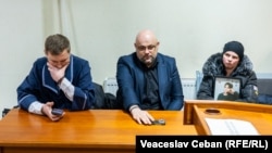 Procurorul Alexandru Botnaru, avocatul părții vătămate Dorin Podlisnic și mama adolescentului decedat, Raisa Ciurel, în așteptarea sentinței.