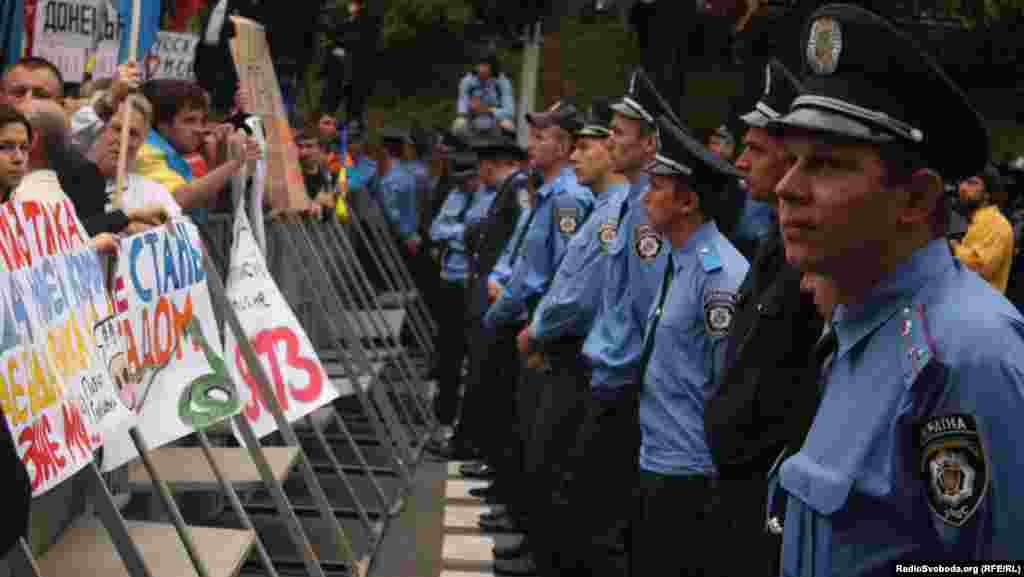 Ukraine -- Participants in the protest against the law on languages ​​at the Verkhovna Rada, Kyiv, June 5, 2012