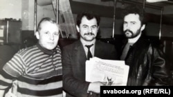 Мікола Маркевіч (у цэнтры) у рэдакцыі газэты «Пагоня», 1992.