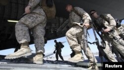 Ushtarë amerikanë nisen për Afganistan nga baza tranzitore amerikane Manas, Kirgizi, 27 mars 2012