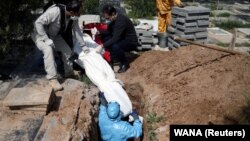 ایران دیروز از مرگ ۲۰۷۷ تن از اثر بیماری کووید ۱۹ که ناشی از ویروس کرونا میباشد خبر داد.