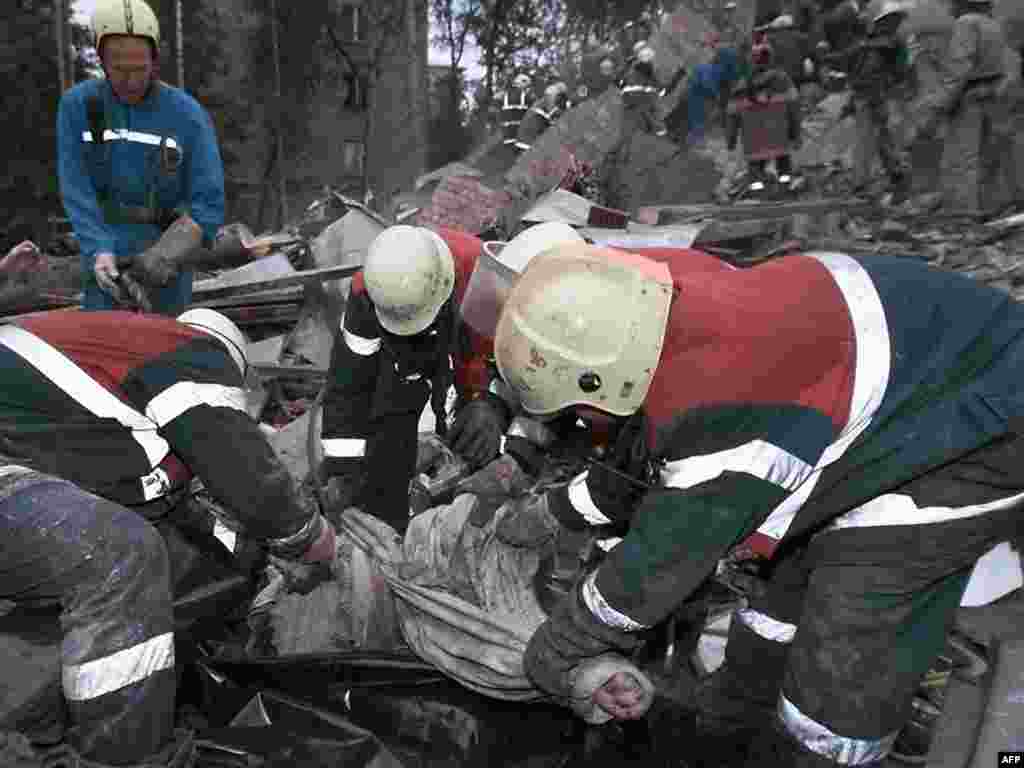 Rescue workers pull out the body of a victim from the ruins of an apartment building on September 13, 1999.