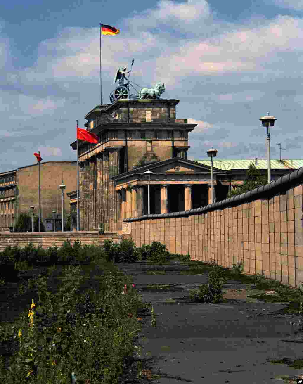 Частина стіни біля&nbsp;Бранденбурзьких воріт&nbsp;в серпні 1974 року. Тоді поряд був пустир &nbsp; &nbsp; 