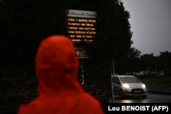 Pješak ispred upozorenja o potrebi ograničavanja kretanja na sjeverozapadu Francuske, 8. januara 2025.