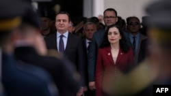 Vjosa Osmani, e cila në vitin 2021 ka garuar në listë të përbashkët me Albin Kurtin, sot është e pozicionuar hapur kundër tij.