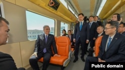 Алғаш іске қосылған Astana LRT жүйесі құрамында отырған президент Қасым-Жомарт Тоқаев және өзге шенеуніктер, жобаны салған қытайлық компания өкілдері. Астана, 16 мамыр 2026 жыл.