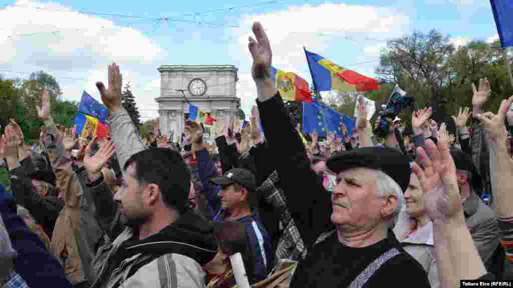 3 mai 2015. Amplu protest antiguvernamental, la care mii de oameni au criticat abaterile de la integrarea europeană și lipsa progreselor la investigarea dispariției miliardelor de lei de la trei bănci, în special de la Banca de Economii.