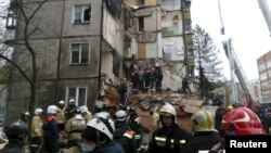 Pamje nga intervenimi i zjarrfikësve pas eksplodimit të sotëm në qytetin rus Jaroslavl