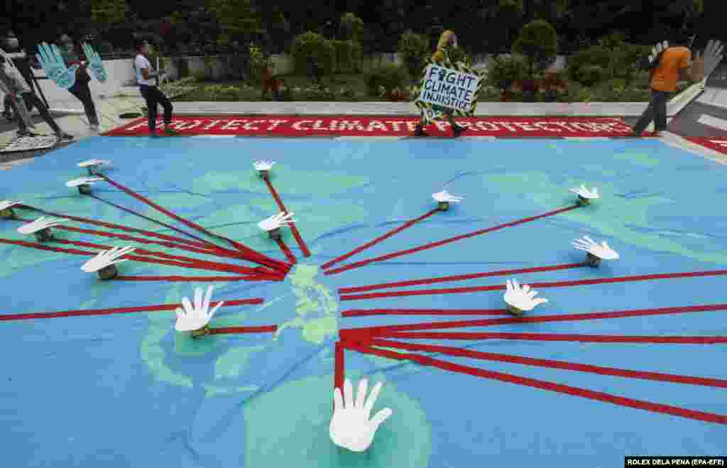 А так виглядав флешмоб у Кесон-Сіті, Філіппіни. Інсталяція з паперових людських долонь, що приєднані червоними лініями до різних країн на рукотворній мапі світу, символізує масштабність Глобального кліматичного страйку, що традиційно відбувається кожного 25 вересня
