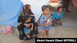 اسرة نازحة من الموصل في احد مخيمات الايواء في اربيل