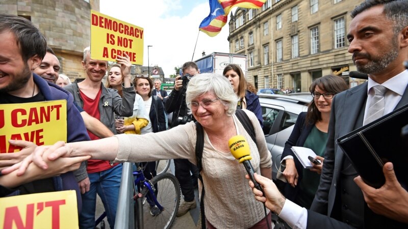 Каталонската активистка Клара Понсати ѝ се предаде на британската полиција