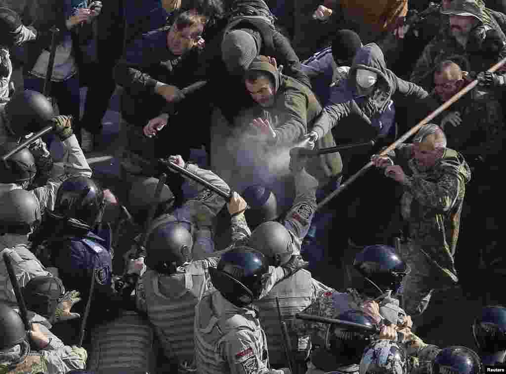 Right-wing protesters clash with police during a rally outside the parliament building in Kyiv. (Reuters/Gleb Garanich)