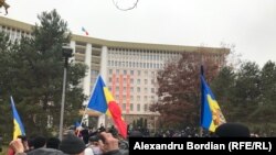 Zeci de persoane participă la protestul din fața Parlamentului, la care a chemat președinta aleasă, Maia Sandu, Chiținău, 3 decembrie 2020.
