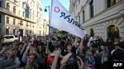 Mesajul electoral anti-război al partidului Iabloko a atras tineri susținători, dintre care sute au mers în fața Curții Supreme a Rusiei, care examina argumentele în favoarea excluderii partidului de la viitoarele alegeri.
